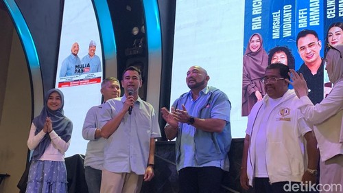 Raffi Ahmad saat mengikuti acara bersama calon kepala daerah yang diusung Gerindra di Denpasar, Bali, Minggu (17/11/2024).