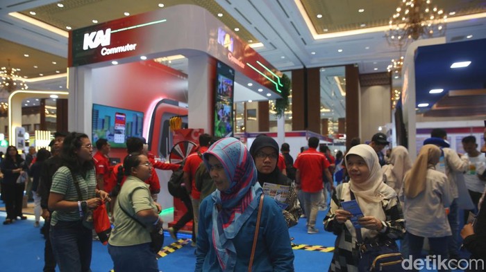 Ramai Pengunjung Berburu Promo Tiket Kereta di KAI Expo 2024 KAI Expo 2024 digelar di Jakarta. Ajang ini menawarkan beragam promo tiket kereta untuk berbagai rute perjalanan, tak heran pengunjung datang menyerbu, Minggu (17/11/2024).