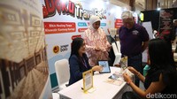 Direktur Utama KAI Wisata Hendy Helmy bersama Himelda Renuat, Chief Marketing Officer DOKU saat mengunjugi booth DOKU Travel Fest yang ada di KAI Expo 2024. Himelda Renuat mengatakan, melalui DTF 2024 ingin memperkuat implementasi dari strategi penjualan para mitra, dengan membuka peluang transaksi yang lebih tinggi serta memperluas jangkauan ke pelanggan baru.