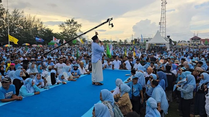Ribuan masyarakat ikuti kampanye akbar pasangan Najmul-Kus di Lapangan Tioq Tata Tunaq, Kecamatan Tanjung, Minggu sore (17/11/2024).