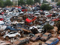 Ribuan Mobil Rusak Parah Menumpuk Usai Digulung Banjir Dahsyat Valencia