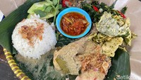 Jelas, makanan yang tidak boleh dilewati adalah paket ayam ingkung original seharga Rp 45.000. Sudah lengkap ada nasi, oseng sayur, sambal, dan peyek bayam. Foto: Detikcom / Atiqa Rana
