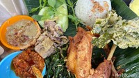 Kalau tidak mau yang bersantan, ayam ingkung gorengnya layak dicoba. Seporsinya sama, hanya saja ayamnya digoreng sampai krispi tetapi dagingnya tetap lembut dan juicy. Makin nikmat dicocol ke sambalnya. Foto: Detikcom / Atiqa Rana