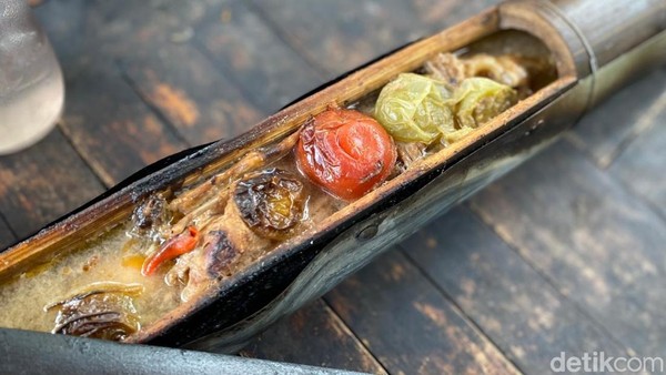 Sajian Ayam Ingkung hingga Garang Asem Bambu Sedap di Resto Jawa