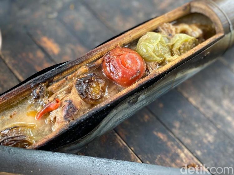 Sajian Ayam Ingkung hingga Garang Asem Bambu Sedap di Resto Jawa