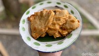 Kalau mau yang agak manis bisa pesan pisang goreng. Ukurannya besar, adonannya juga tidak krispi, tetapi lebih ke basah. Rasanya manis dengan sentuhan asam dari pisang. Foto: Detikcom / Atiqa Rana
