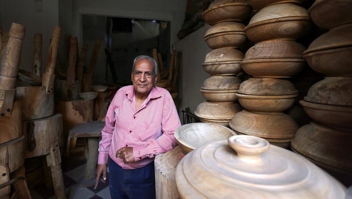 Senja Kala Bengkel Kayu Tradisional di Kairo Lama Sobhie Younes, 65, an Egyptian carpenter, poses for a photograph in his workshop with crafted wooden items as he continues a decades-old family tradition of woodworking despite rising costs and market challenges, in Old Cairo, Egypt November 12, 2024. REUTERS/Amr Abdallah Dalsh