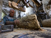 Senja Kala Bengkel Kayu Tradisional di Kairo Lama