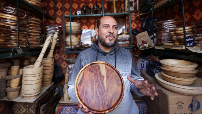 Senja Kala Bengkel Kayu Tradisional di Kairo Lama Sobhie Younes, 65, an Egyptian carpenter, poses for a photograph in his workshop with crafted wooden items as he continues a decades-old family tradition of woodworking despite rising costs and market challenges, in Old Cairo, Egypt November 12, 2024. REUTERS/Amr Abdallah Dalsh