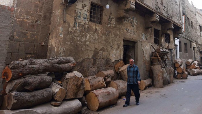 Sobhie Younes, 65, an Egyptian carpenter, poses for a photograph in his workshop with crafted wooden items as he continues a decades-old family tradition of woodworking despite rising costs and market challenges, in Old Cairo, Egypt November 12, 2024. REUTERS/Amr Abdallah Dalsh