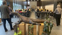 Menyambut kedatangan para siswa-siswi SD Daisan Hino, Duta Besar Republik Indonesia untuk Jepang Heri Akhmadi mengenalkan letak geografis serta beragam budaya Indonesia. KBRI Tokyo memajang replika Komodo berukuran hampir 2 meter dan mendapat perhatian yang sangat antusias dari para siswa dan siswi yang hadir. Foto: (KBRI Tokyo)