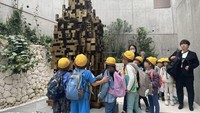 Dalam kunjungan ini para siswa/i berkesempatan melihat dari dekat beberapa ruang di KBRI Tokyo. Mereka mengunjungi ruang pertemuan, ruang makan, musola KBRI Tokyo dan replika Candi Prambanan. Di setiap ruang yang dikunjungi mereka mendapat penjelasan mengenai fungsi dari masing-masing ruangan. Kegiatan ditutup dengan penyerahan souvenir motif Indonesia kepada seluruh siswa dan siswi Daisan Hino.Foto: (KBRI Tokyo)