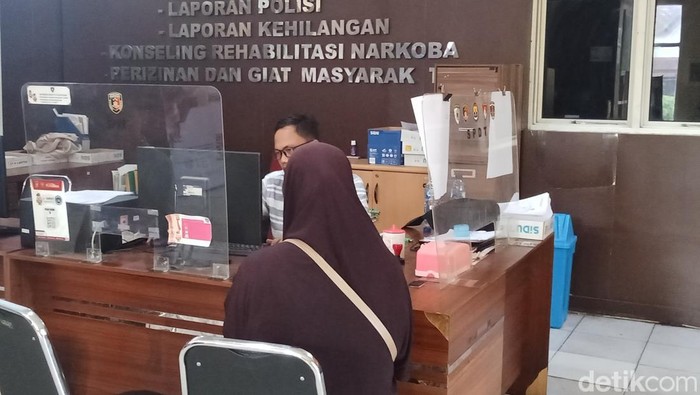 Sofiah (51) melapor polisi usai dikeroyok dua pria penghuni kontrakan kakaknya.