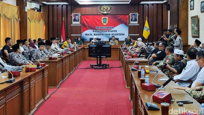 Suasana audiensi soal permasalahan miras yang digelar di kantor Pemkab Klaten, Jumat (15/11/2024).