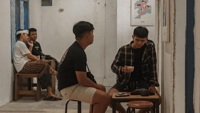 Suasana nongkrong di Kona Loka, kafe bernuansa kuno di Denpasar. (Dok. Instagram @_konaloka)