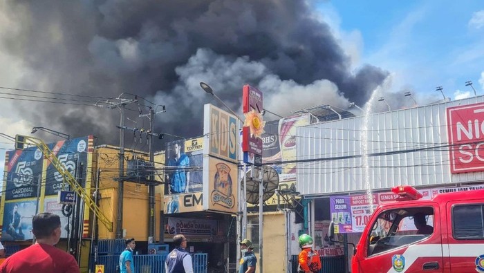Swalayan Karya Dharma Sentosa terbakar