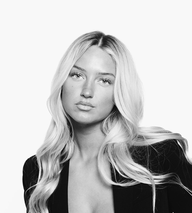 Sydney pun tampaknya tidak menyangka bahwa dirinya akan viral.Dalam postingan terbaru, wanita itu membuat video yang memperlihatkan bagaimana ia terkejut setelah terbangun saat mengetahui media sosialnya ‘meledak’. “Bangun dan melihat aku trending karena Tyson lawan Paul. Aku senang kalian menikmat acaranya,” katanya.Foto: Instagram Sydney Thomas