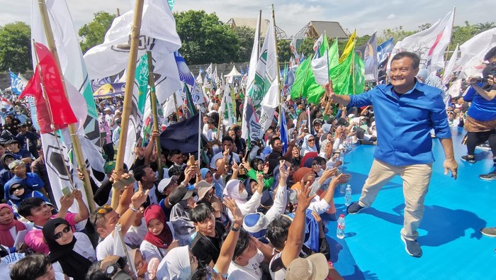 Tiba di Kampanye Akbar, Luthfi-Yasin Disambut Puluhan Ribu Pendukung