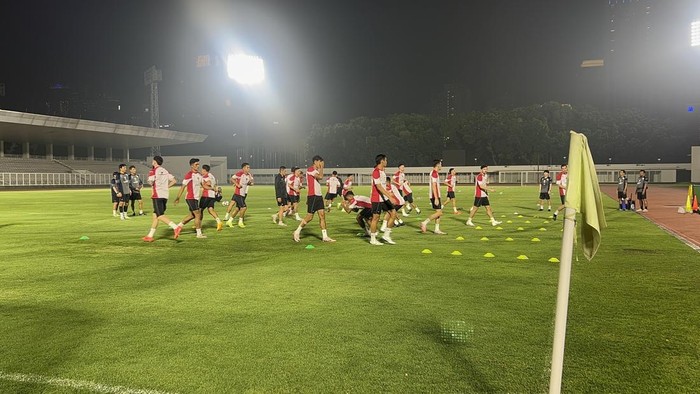 Timnas Indonesia kembali menjalani latihan di Stadion Madya pada Minggu (17/11/2024). Latihan berlangsung pukul 18.00 WIB dan dihadiri oleh seluruh penggawa terkecuali Kevin Diks.