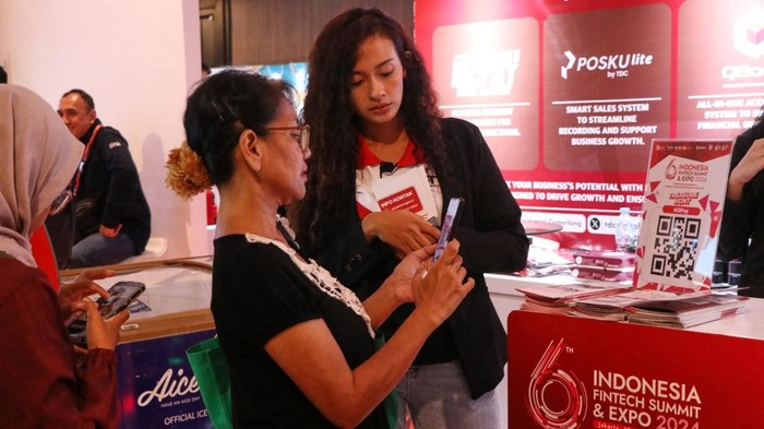 Pedagang di Pasar Kosambi, Kota Bandung gunakan QRIS untuk transaksi jual-beli.