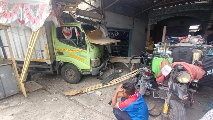 Truk pecah ban seruduk motor dan rumah di Menganti, Gresik