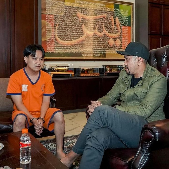 Wakil Ketua Komisi III DPR Ahmad Sahroni menemui Ivan Sugiango, tersangka terkait perkara menyuruh siswa SMA di Surabaya menggonggong. (dok. Instagram @ahmadsahroni88)