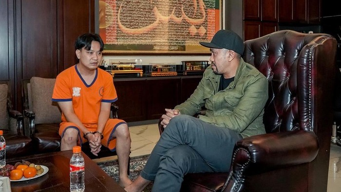 Wakil Ketua Komisi III DPR Ahmad Sahroni menemui Ivan Sugiango, tersangka terkait perkara menyuruh siswa SMA di Surabaya menggonggong. (dok. Instagram @ahmadsahroni88)