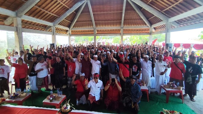 Wayan Koster saat simakrama serangkaian kampanye terbuka Pilgub Bali di Desa Sambangan, Singaraja, Minggu (17/11/2024). (Foto: Istimewa)