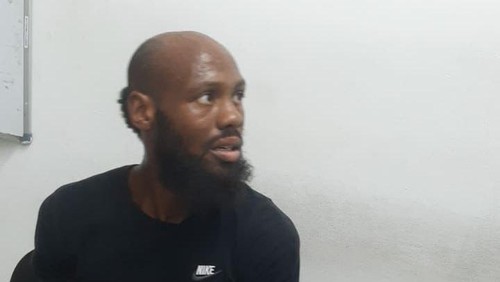 WN AS, Jemel alias Demarious (32), diamankan di kantor polisi seusai terciduk mencuri dua stoples selai kacang di mal Denpasar, Sabtu (16/11/2024). (Dok. Polsek Denpasar Barat)