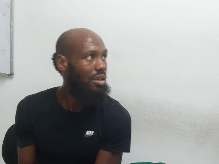 WN AS, Jemel alias Demarious (32), diamankan di kantor polisi seusai terciduk mencuri dua stoples selai kacang di mal Denpasar, Sabtu (16/11/2024). (Dok. Polsek Denpasar Barat)
