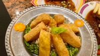 Ada satu menu yang pasti selalu dipesan oleh setiap pengunjung di Restoran Paramount, yaitu Lumpia Udang Paramount (Rp 147.500). Foto: detikFood