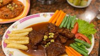 Terakhir menu Has Sapi Panggang (Rp 125.000),  bisa juga disebut sebagai bistik sapi. Menu ini disajikan lengkap dengan sayuran rebus dan kentang goreng jadul.  Foto: detikFood