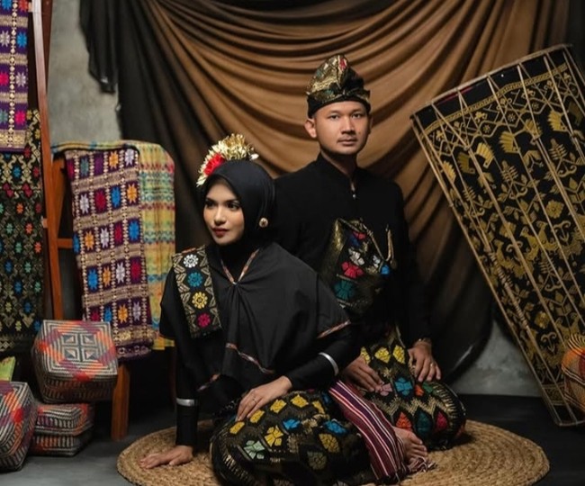 Royhan Akbar, putra mantan Menteri Koordinator Bidang Politik, Hukum, dan Keamanan Mahfud MD, menikahi Zahwa Nadhira, satu dari enam anak TGB Muhammad Zainul Majdi. Jelang hari spesialnya, Zahwa sempat mengunggah beberapa foto prewedding bertema busana tradisional. (Foto: Instagram/zahwanadhira)