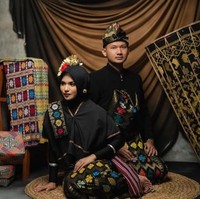 Royhan Akbar, putra mantan Menteri Koordinator Bidang Politik, Hukum, dan Keamanan Mahfud MD, menikahi Zahwa Nadhira, satu dari enam anak TGB Muhammad Zainul Majdi. Jelang hari spesialnya, Zahwa sempat mengunggah beberapa foto prewedding bertema busana tradisional. (Foto: Instagram/zahwanadhira)