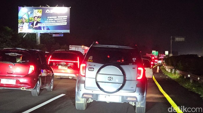 Ada Perbaikan Jalan, Tol Jagorawi KM 23 Arah Bogor Macet pada Senin (18/11/2024) malam. Foto: Herianto/detikcom