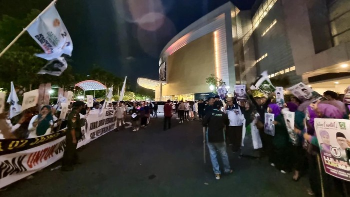 adu yel-yel pendukung paslon debat ketiga pilgub jatim 2024
