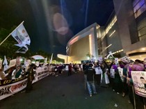 Adu Yel-yel Pendukung Paslon 1 dan 2 di Debat Pamungkas Pilgub Jatim