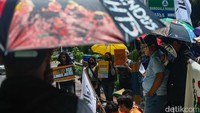 Dalam aksinya, Pemerintah Indonesia diminta fokus menagih tanggung jawab atau hutang ekologis negara-negara Utara untuk menggantikan kerugian dampak yang dialami rakyat akibat krisis iklim, misalnya dana kehilangan dan kerusakan (loss and damage) hingga meminta negara-negara Global Utara untuk menurunkan secara drastis emisi karbon dari bisnis mereka.