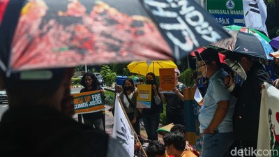 Aksi Menuntut Keadilan Iklim di Gedung KLH Jakarta