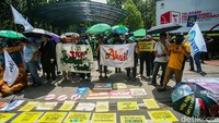Sejumlah aktivis menggelar aksi tuntut keadilan iklim di depan gedung Kementerian Lingkungan Hidup (KLH), Jakarta, Senin (18/11/2024).