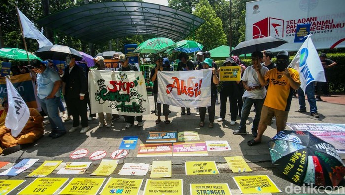 Sejumlah aktivis gelar aksi tuntut keadilan iklim di Kementerian Lingkungan Hidup (KLH), Jakarta. Aksi ini berlangsung di tengah KTT iklim global atau COP-29 di Baku, Azerbaijan.