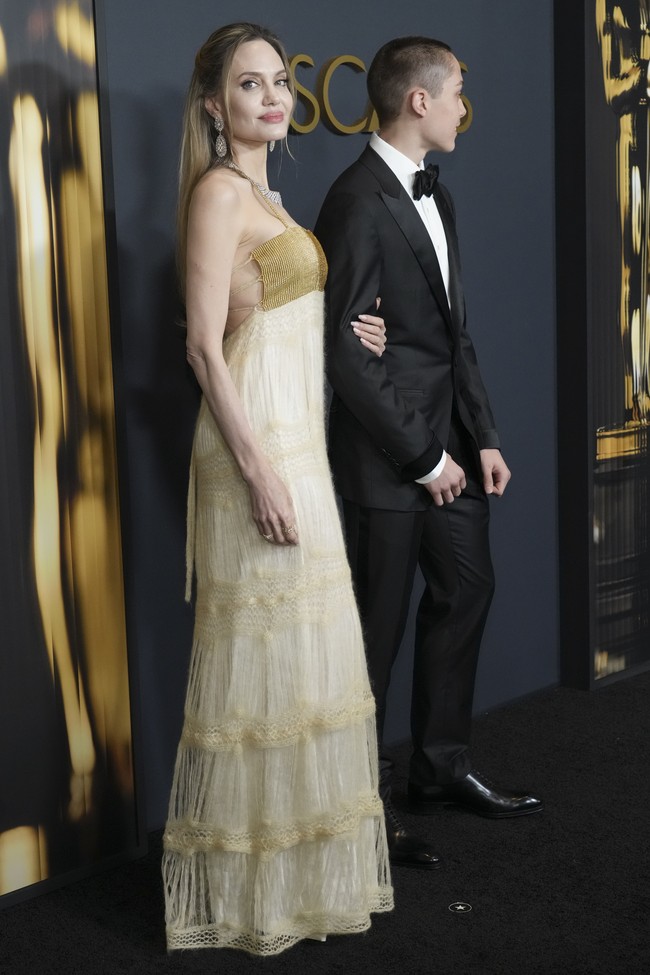 Penampilan Angelina di acara ini juga bersamaan dengan promosi film terbarunya, Maria, sebuah biopik tentang legenda opera Maria Callas. Film ini telah memicu perbincangan hangat dan disebut-sebut berpotensi masuk nominasi Oscar.  (Foto: Jordan Strauss/Invision/AP)