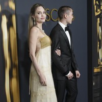 Penampilan Angelina di acara ini juga bersamaan dengan promosi film terbarunya, Maria, sebuah biopik tentang legenda opera Maria Callas. Film ini telah memicu perbincangan hangat dan disebut-sebut berpotensi masuk nominasi Oscar.  (Foto: Jordan Strauss/Invision/AP)