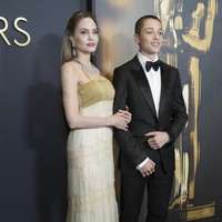 Knox, yang kini lebih tinggi dari ibunya, mencerminkan kemiripan mencolok dengan Brad Pitt saat masih muda. Momen ini terbilang langka karena Knox dan Angelina jarang tampil berdua di karpet merah. Knox merupakan anak bungsu kandung Brad dan Angelina. Ia memiliki saudara kembar, Vivienne. (Foto: Jordan Strauss/Invision/AP)
