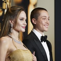 Daily Mail mengabarkan, Jolie dan putranya juga terlihat berbincang akrab dengan sejumlah nama besar Hollywood, termasuk Pamela Anderson, Demi Moore, Nicole Kidman, dan Elizabeth Olsen. (Foto: Jordan Strauss/Invision/AP)