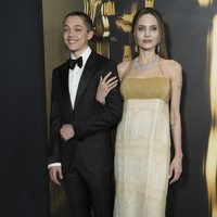 Aktris 48 tahun ini  glamor dalam balutan gaun berkilauan berwarna emas dan perak tanpa lengan, lengkap dengan aksesori berupa anting berlian besar dan kalung yang serasi. Rambutnya yang baru diwarnai terang ditata dalam sanggul elegan. Sementara itu, Knox terlihat tampan dalam balutan tuksedo, membuat penampilan mereka semakin serasi. (Foto: Jordan Strauss/Invision/AP)