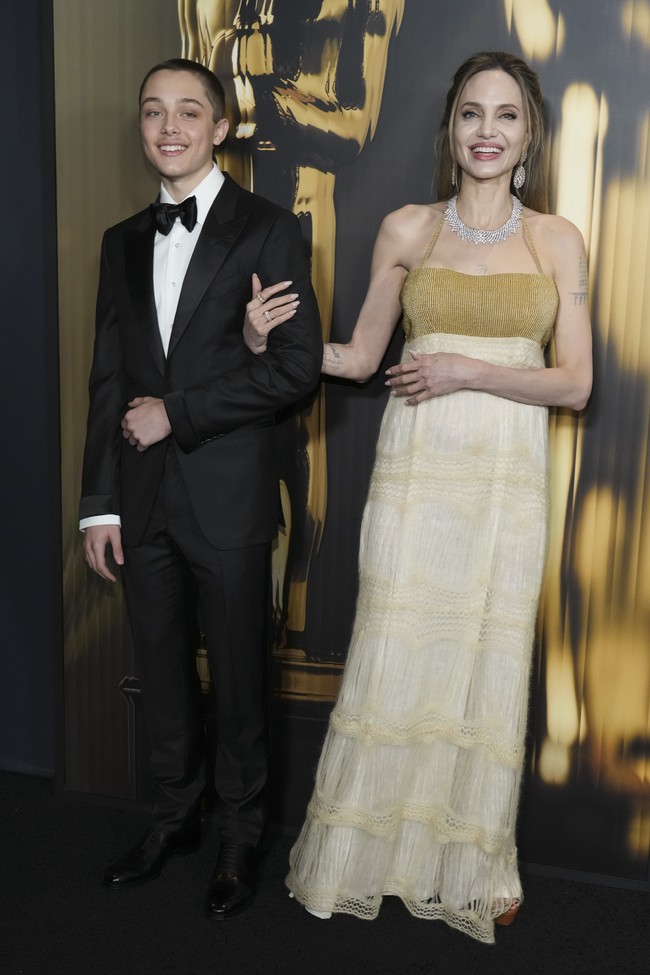 Acara tahunan yang diselenggarakan oleh dewan gubernur Academy of Motion Picture Arts and Sciences ini memberikan penghormatan kepada tokoh-tokoh berpengaruh di industri perfilman, seperti mendiang musisi Quincy Jones, produser James Bond Barbara Broccoli dan Michael G. Wilson, sutradara Richard Curtis, serta direktur casting Juliet Taylor.  (Foto: Jordan Strauss/Invision/AP)