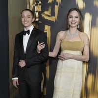 Acara tahunan yang diselenggarakan oleh dewan gubernur Academy of Motion Picture Arts and Sciences ini memberikan penghormatan kepada tokoh-tokoh berpengaruh di industri perfilman, seperti mendiang musisi Quincy Jones, produser James Bond Barbara Broccoli dan Michael G. Wilson, sutradara Richard Curtis, serta direktur casting Juliet Taylor.  (Foto: Jordan Strauss/Invision/AP)