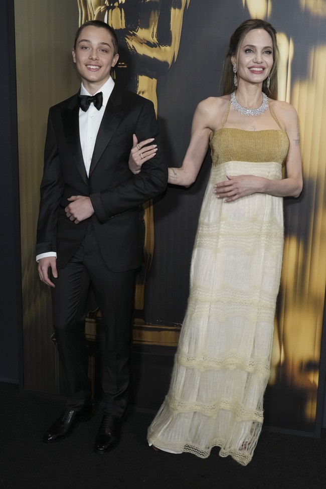 Aktris peraih Oscar Angelina Jolie tampil memukau di Governors Awards 2024 yang digelar pada Minggu (17/11/2024) malam di Ray Dolby Ballroom, Los Angeles, California, Amerika Serikat. Ia terlihat didampingi putranya, Knox Jolie-Pitt, yang kini berusia 16 tahun. Kehadiran keduanya menarik perhatian publik, terutama karena kemiripan Knox dengan ayahnya, aktor Brad Pitt. (Foto: Jordan Strauss/Invision/AP)