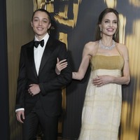 Aktris peraih Oscar Angelina Jolie tampil memukau di Governors Awards 2024 yang digelar pada Minggu (17/11/2024) malam di Ray Dolby Ballroom, Los Angeles, California, Amerika Serikat. Ia terlihat didampingi putranya, Knox Jolie-Pitt, yang kini berusia 16 tahun. Kehadiran keduanya menarik perhatian publik, terutama karena kemiripan Knox dengan ayahnya, aktor Brad Pitt. (Foto: Jordan Strauss/Invision/AP)